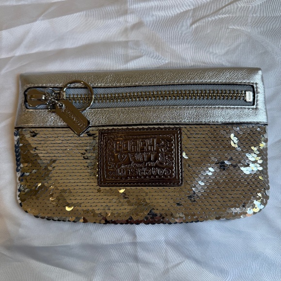NWOT Coach Poppy Silver Sequin Large Wristlet/Clutch - Picture 1 of 5